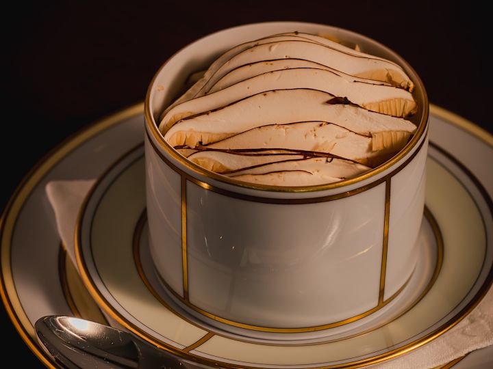 マッシュルームスープとスプーン