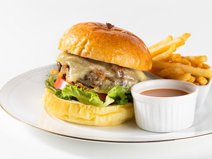 Teller mit Käseburger und Pommes Frites