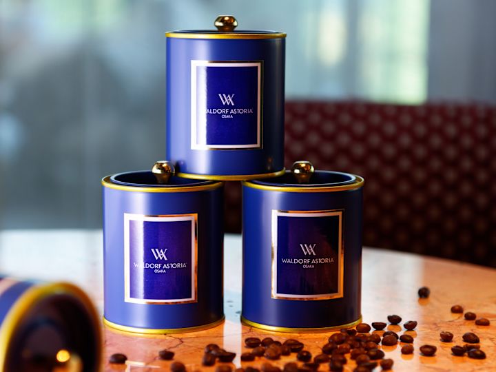 テーブルに置かれたウォルドーフ・アストリアのコーヒー缶