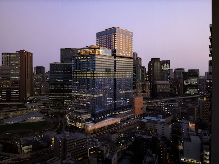 夕暮れ時のホテル外観