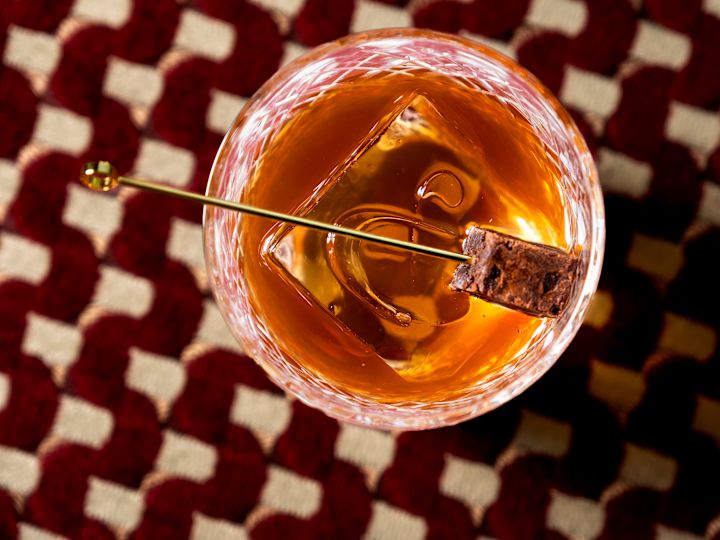 豪華な飾り付けが施されたカクテル（上から見た写真）