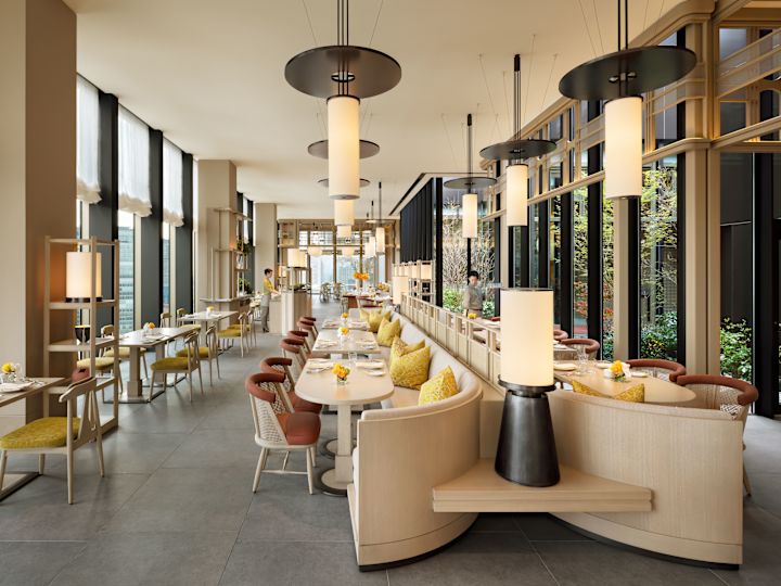 Restaurant "Jolie Brasserie" mit Tischen und Stühlen