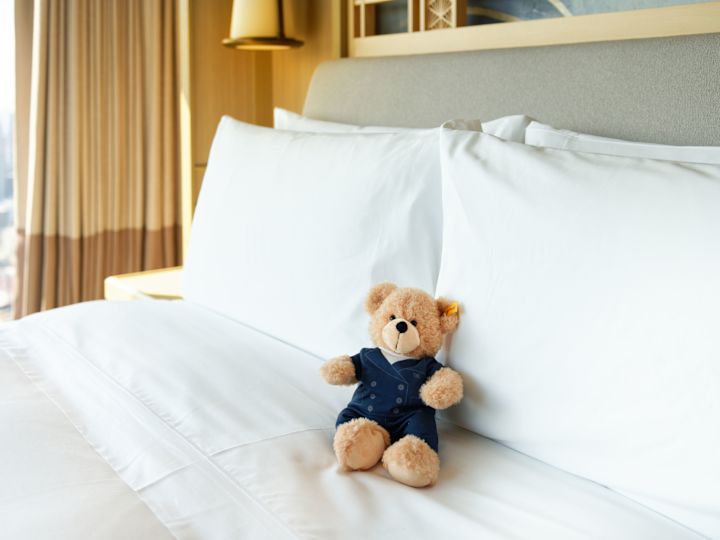 Steiff Bear di Tempat Tidur di Kamar Tamu