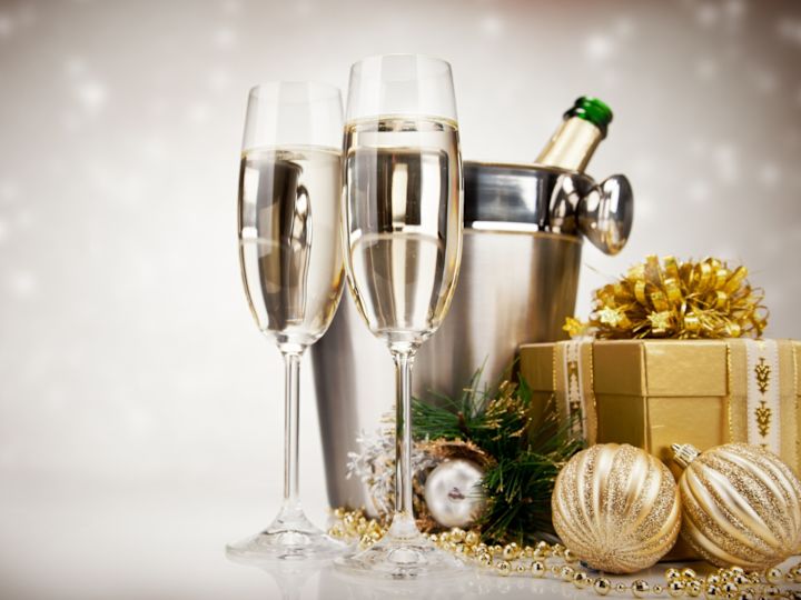 聖誕裝飾桌上的香檳杯
