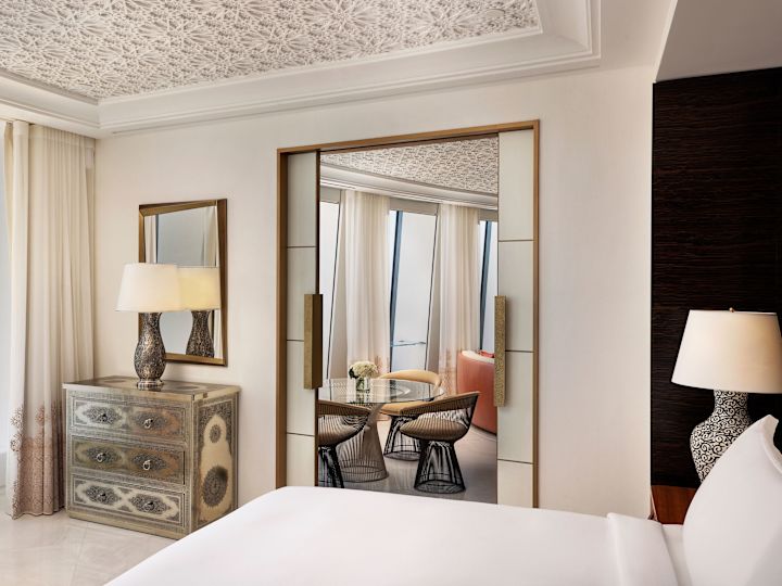 Chambre avec très grand lit