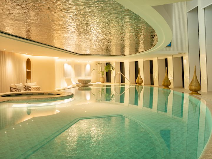 Wewnętrzna basen i wanna z dyszami w spa