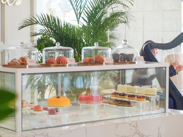 Camelia cake glass cabinet display