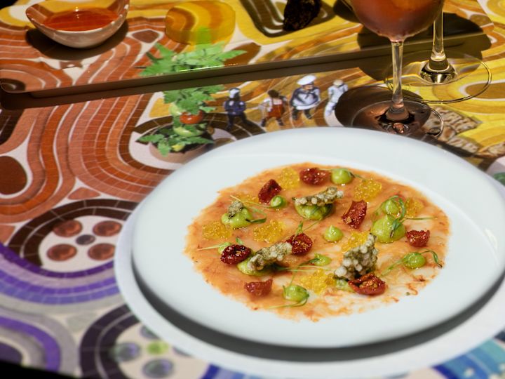 Lexington Grill & Bar alanı, renkli masa ve yiyecek öğeleri