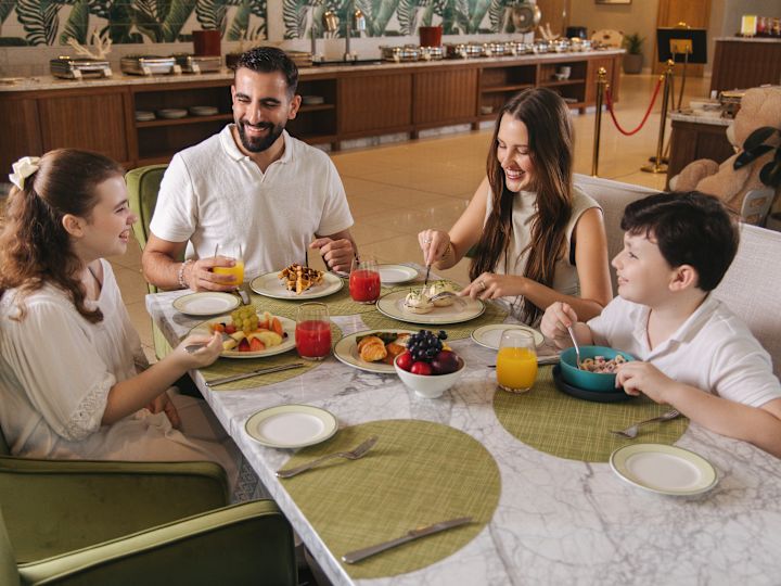 Qasr AL Bahar - famille profitant du petit déjeuner