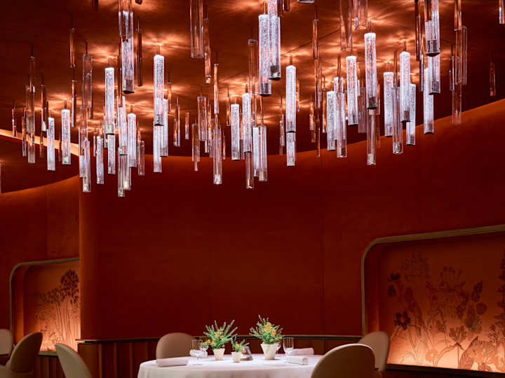 Sitzbereich im Restaurant "La Pergola" mit Tisch und Stühlen