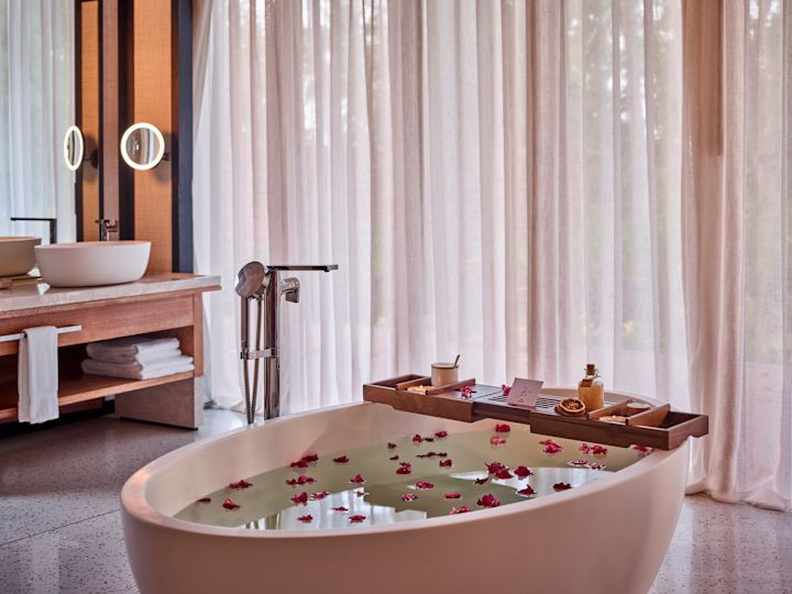 حمام غرفة النزلاء وبه حوض استحمام