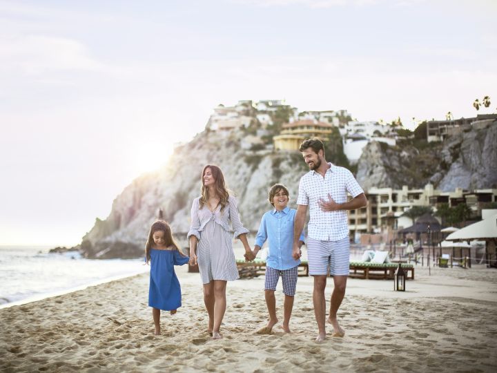 ビーチを歩く家族