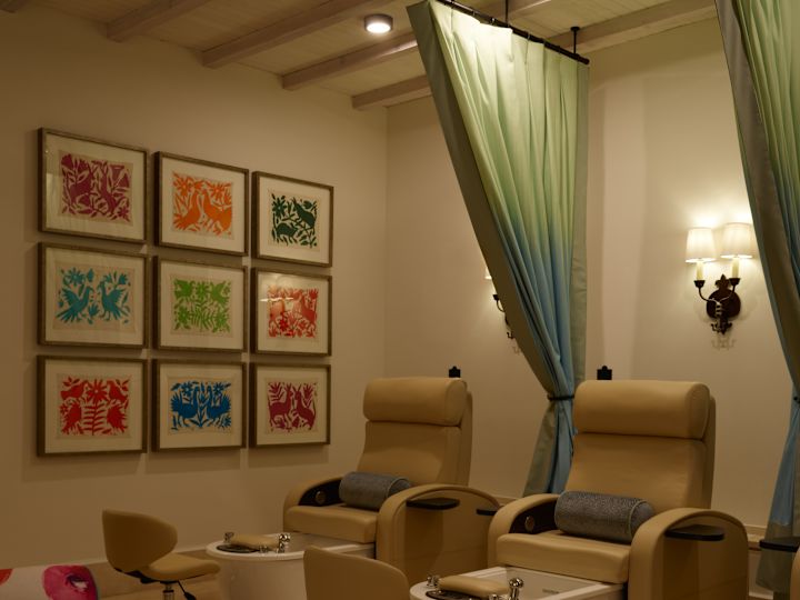 Scaune pentru pedichiură la centrul spa