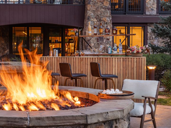 Fuoco con piattino smores al bar all'aperto