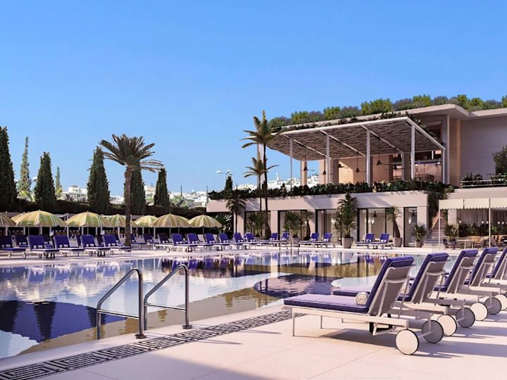 라운지 의자가 있는 야외 수영장 공간