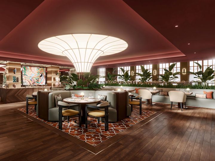 Table ronde avec chaises dans le restaurant