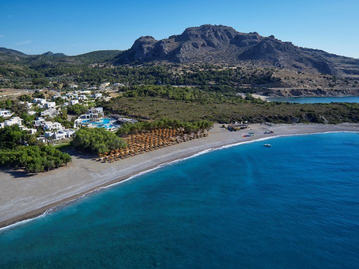 Vista aérea do resort e da praia próxima