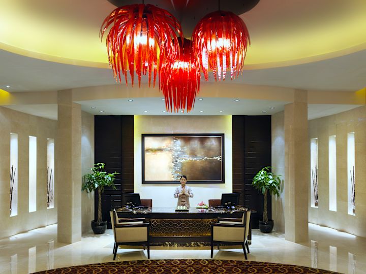 Tiimin jäsen Bodhi Span vastaanottotiskillä