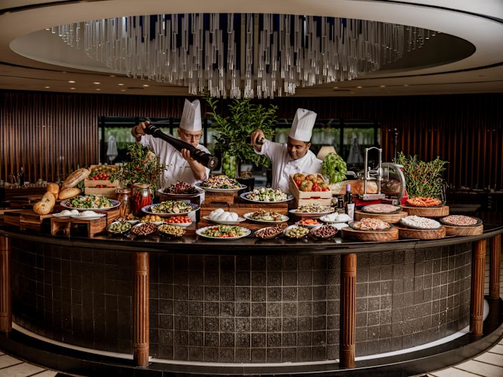 szefowie kuchni pracujący przy bufecie w restauracji Basilico