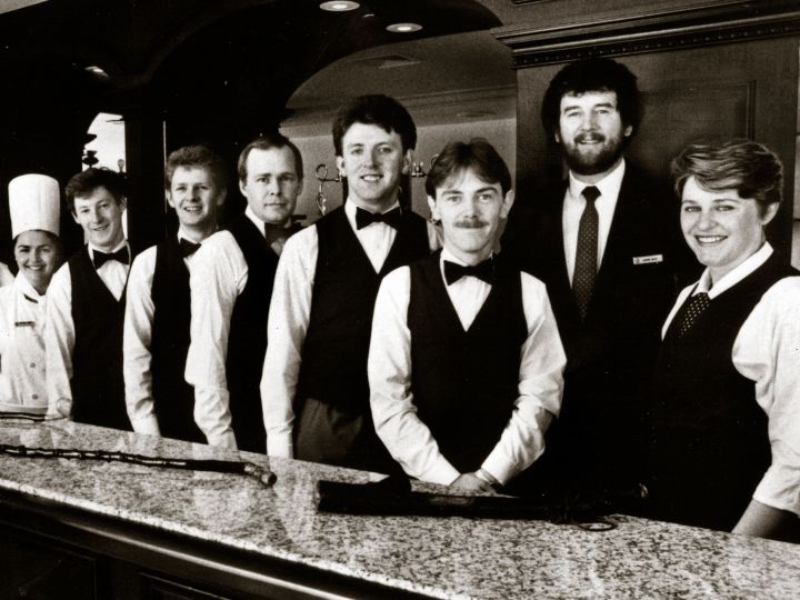 Schwarz-Weiß-Bild von Mitarbeitern im Hotel