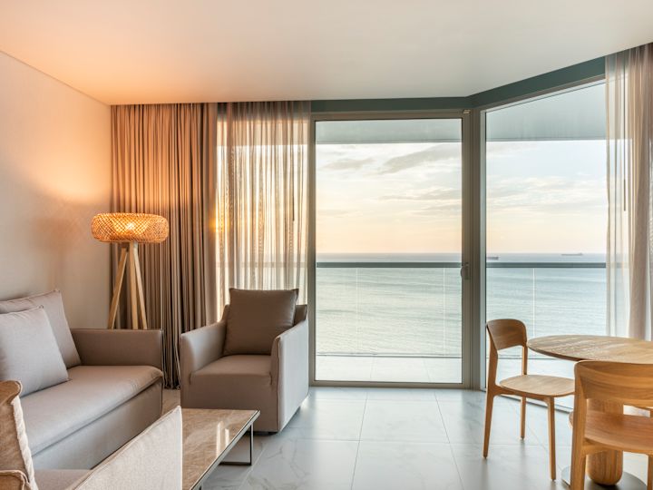 Zonă lounge cameră de oaspeți cu vedere spre ocean