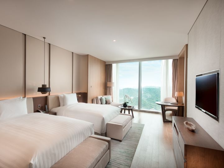 Zimmer mit Kingsize-Betten und Wandfernseher