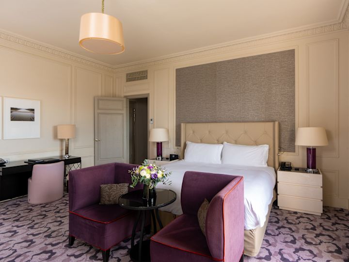 Loungesessel, Bett, Schreibtisch