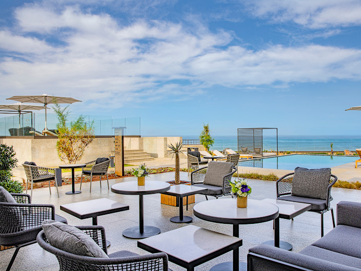 Terasă în aer liber la un restaurant cu vedere spre ocean
