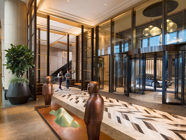 Lobby con auto all'aperto