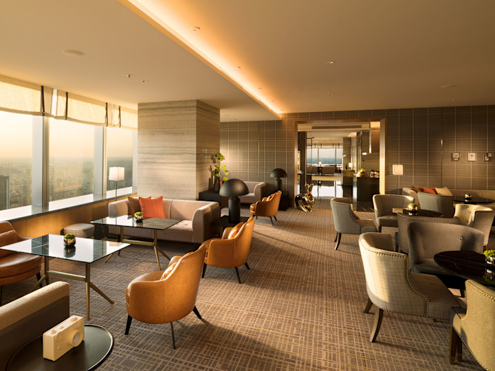 Executive Lounge con tavoli e sedie