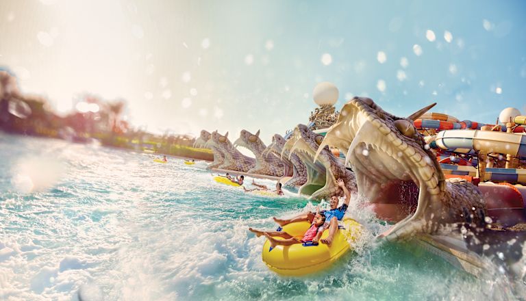 eine Gruppe von Personen auf einer Fahrt in Yas Waterworld