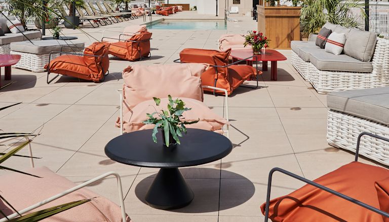 Una terraza junto a la piscina al aire libre en la última planta