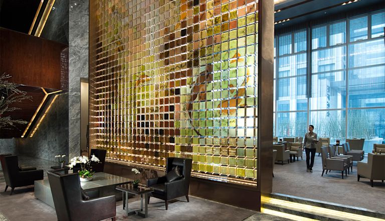 Viskunstmuur in lobbylounge