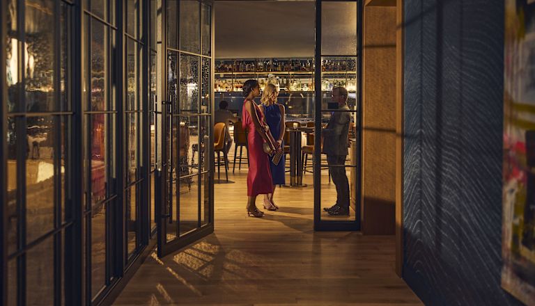 Dvě ženy stojící u vstupu do restaurace