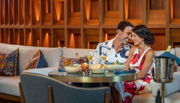 invitați luând masa la restaurantul Ceiba