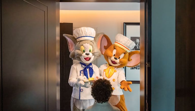 Tom und Jerry kleideten sich als Köche an der Zimmertür