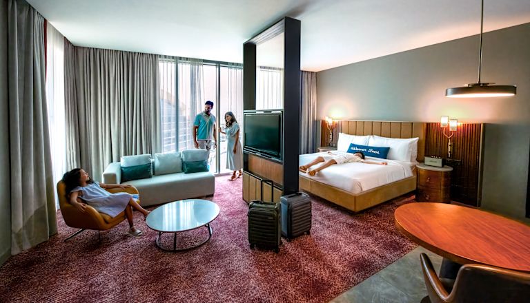 Zimmer mit Bett, Loungebereich und Fernseher