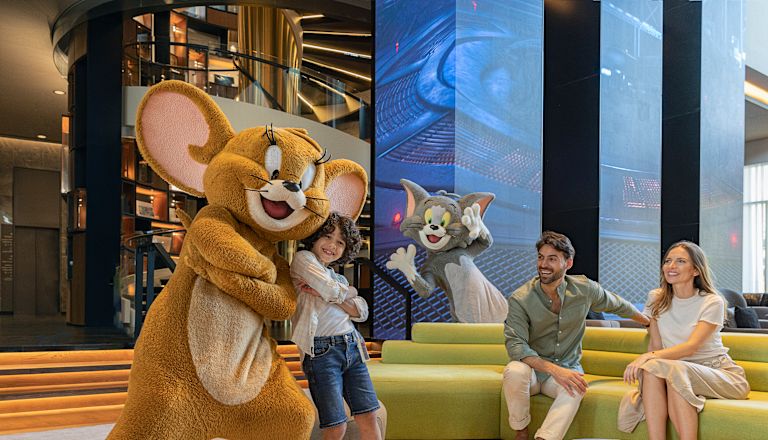 Tom- und Jerry-Darsteller mit Familie auf der Couch