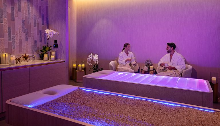 Mann und Frau sitzen im Spa-Bereich