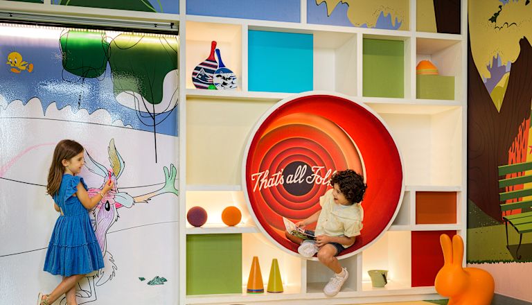 Kinder im Themenspielbereich "Looney Tunes"