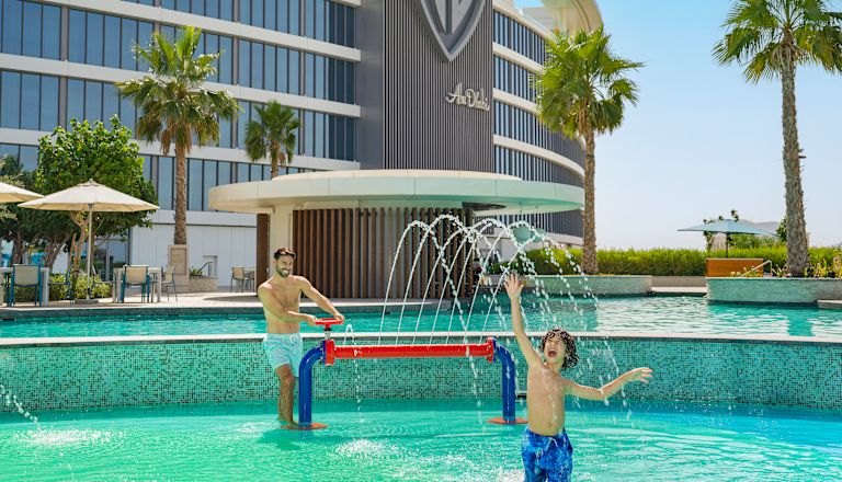 Vater und Sohn spielen im Wasserspielbereich