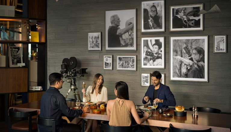 Paare im Restaurant essen Mahlzeiten