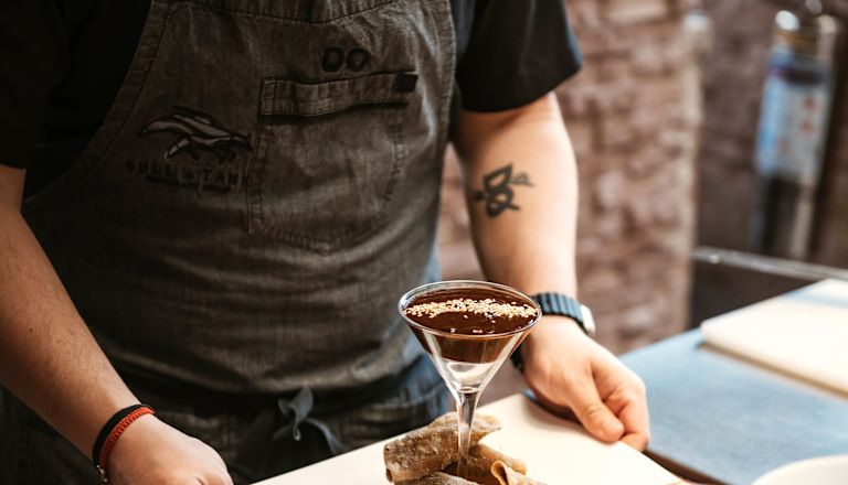 Dipendente che sorseggia un cocktail