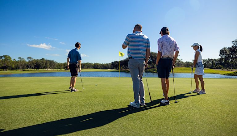 Un grup de oameni care se joacă pe terenul de golf