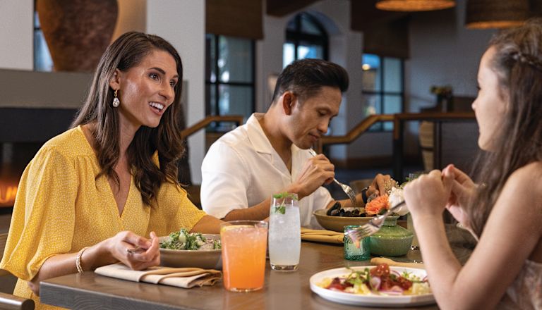 Vänner som njuter av en måltid på restaurang Ox and Ocean