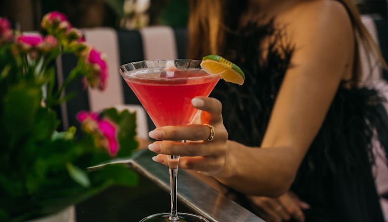 Donna con cocktail a portata di mano