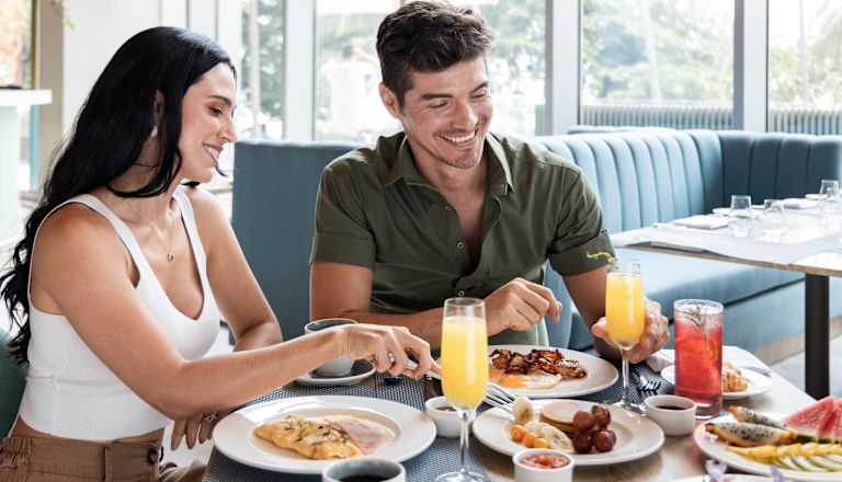 Restaurante Nuggu con un hombre y una mujer comiendo en la mesa