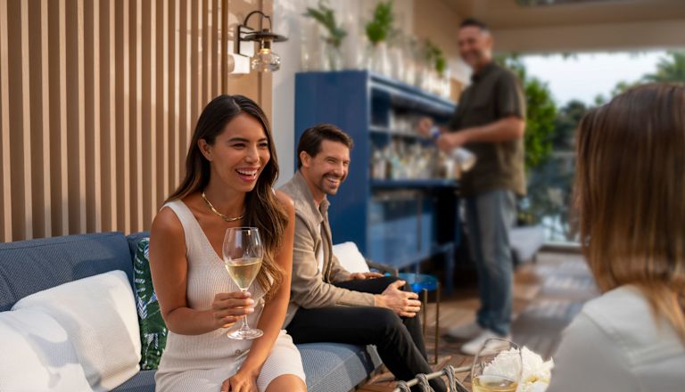Casal no terraço ao pôr do sol