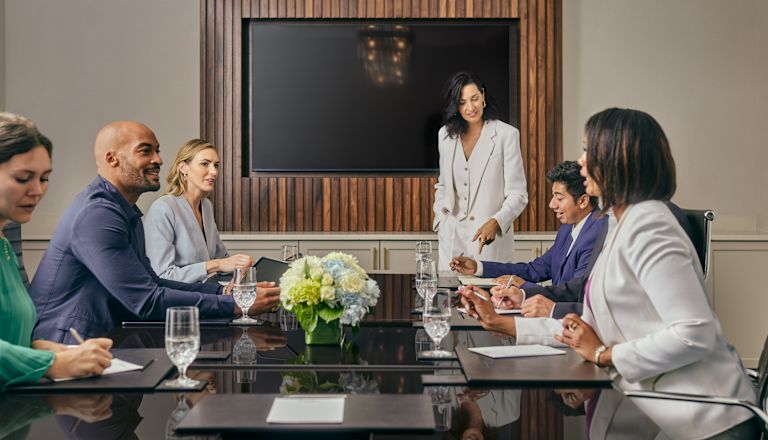 Grupo de profesionales reunidos en una sala de conferencia