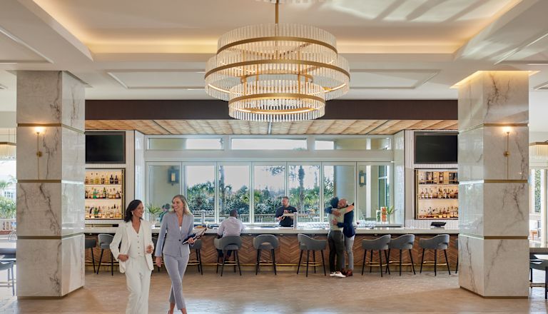 Personas socializando en el lobby bar